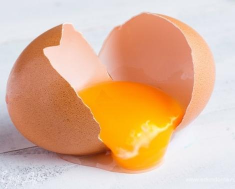 Белые сгустки в яйце — что это и нужно ли их убирать?