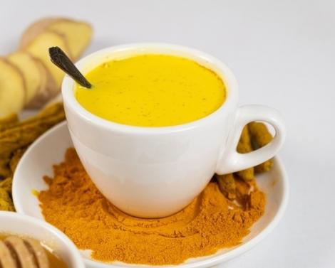 Куркума с молоком — лучшее средство от простуды? Диетолог объяснила, как работает "золотое молоко"