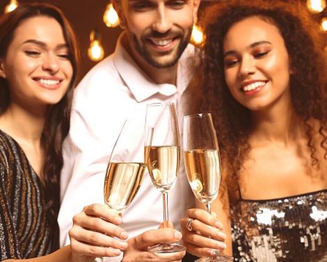 "Повышать градус постепенно": диетолог объяснила, с чем нельзя сочетать шампанское