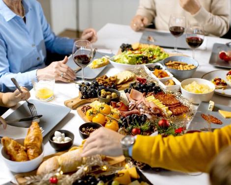 Не торопитесь, но и не затягивайте: диетолог объяснила, сколько должно длиться новогоднее застолье