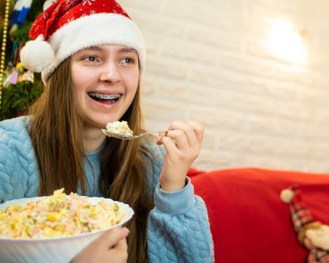 Диетолог Мухина предложила не добавлять крабовые палочки в новогодний салат: что вместо них?