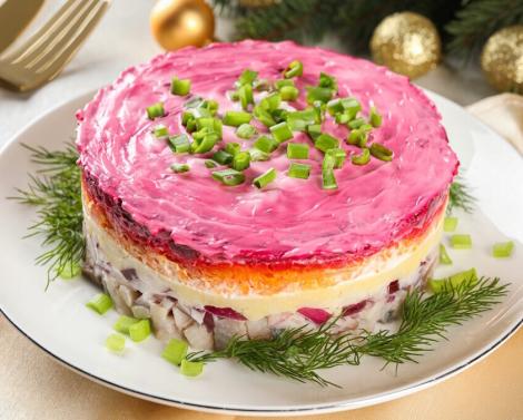 "Поднаберем" клетчатки: диетолог Мухина объяснила всю пользу знаменитой селедки под шубой