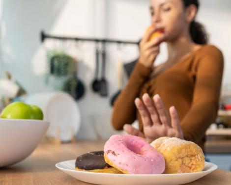 Как справиться с тягой к сладкому, учитывая нейрохимию удовольствия — объяснила диетолог