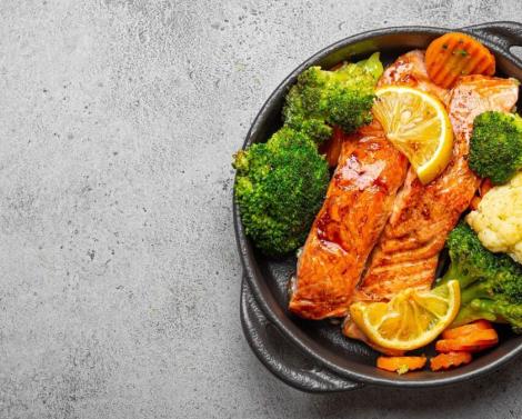 Спасение для моего больного желудка: диетолог Мухина посоветовала рецепт лосося с брокколи — теперь ужинаю с пользой и удовольствием