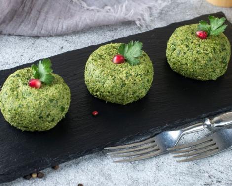 Взяла 3 ингредиента и потратила 10 минут: поднимающая настроение закуска из сыра готова — расхватали быстрее всего остального