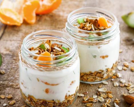 Заливаю овсянку и убираю в холодильник: диетолог Мухина подсказала "ленивый" вариант завтрака и объяснила, почему это полезно