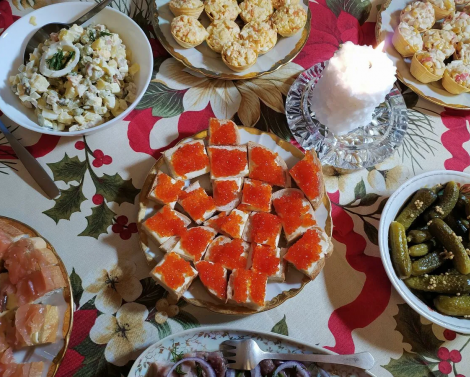 «Имитируют ощущение икры с минимальной ценой»: чем заменить дорогие деликатесы на новогоднем столе