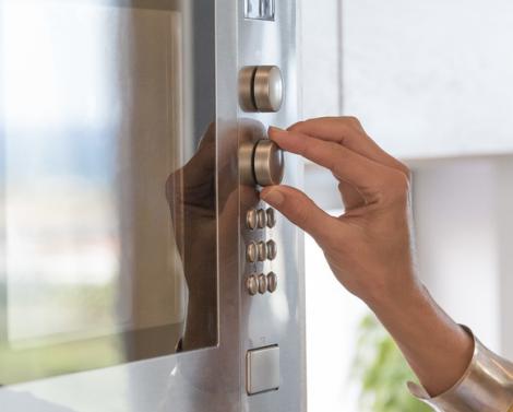 Врач Мухина напомнила о вреде повторного разогрева еды в микроволновке