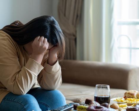 Диетолог Мухина объяснила, как стресс влияет на пищевое поведение