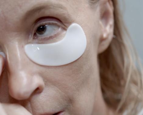 Лечить отёки ломтиками картофеля и осветлять круги под глазами