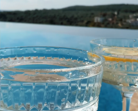 Когда лучше пить воду для максимальной пользы: до, во время или после еды?