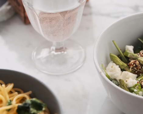 Существует ли разница между тем, чтобы запивать еду водой и пить её за 15–30 минут до?