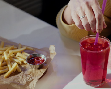 Как понять, что вы пьёте слишком много или слишком мало воды во время еды?